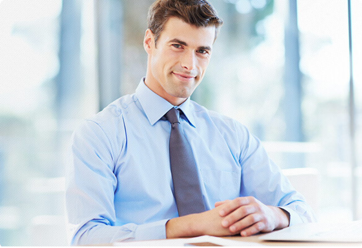 Energia+ Stała cena. Mężczyzna w eleganckiej koszuli