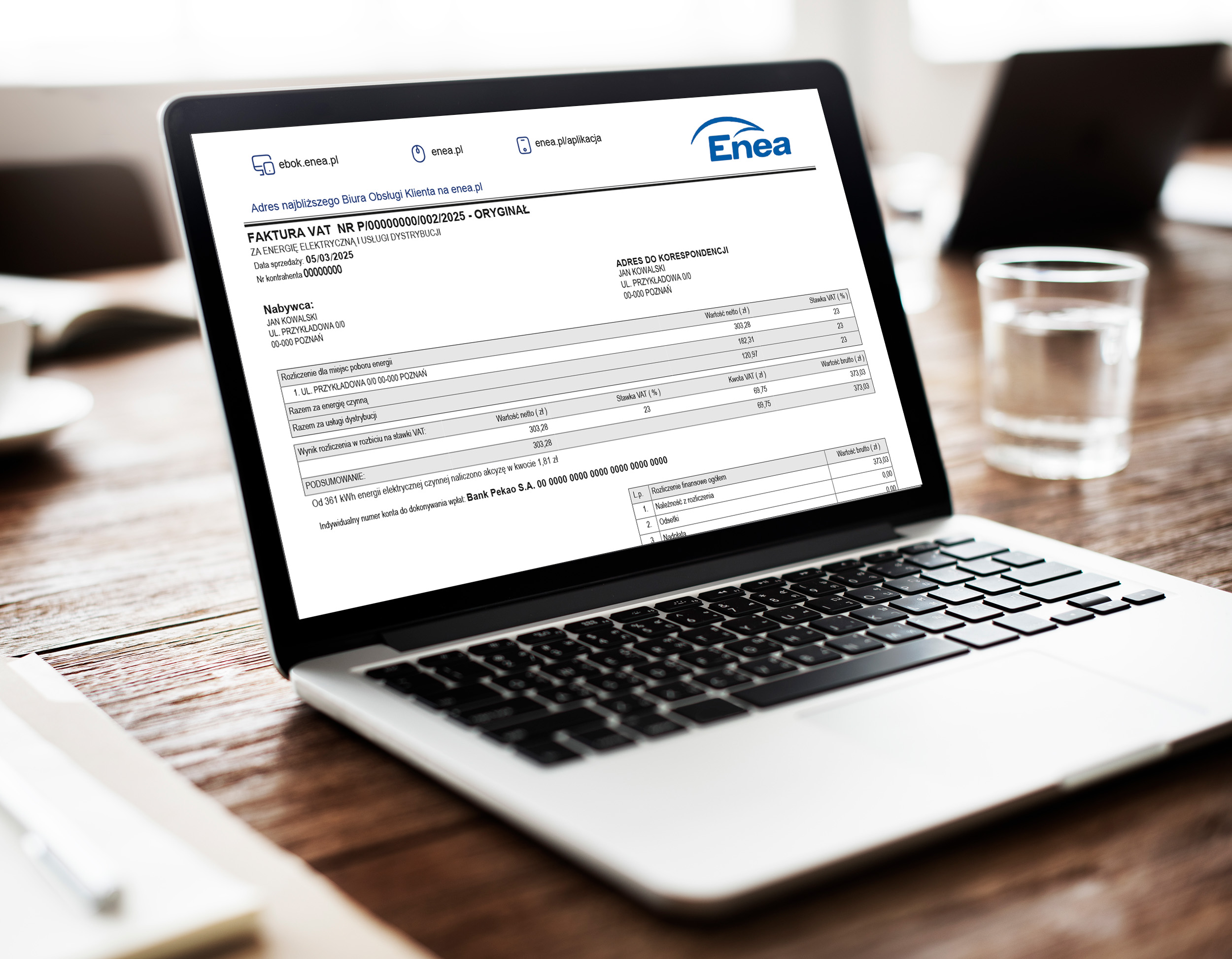 Laptop, na którego ekranie widać fakturę za energię elektrycznym