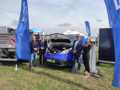 prezes-i.-rogowski-oraz-zespol-dsir-na-stoisku-es