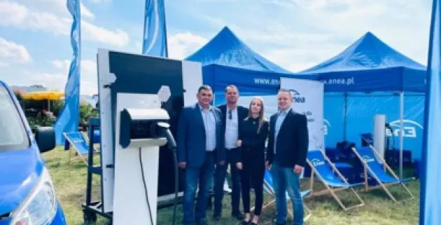 dyrektor-k.-a.-dombrowicz-i-pracownicy-dsir-na-stoisku-es