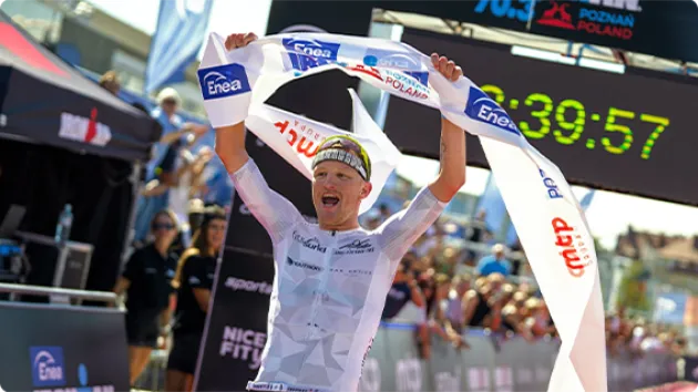 Zawodnik wbiegający na metę