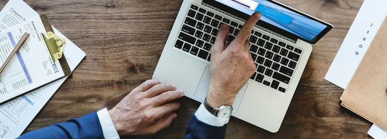 Pan loguje się do ebok