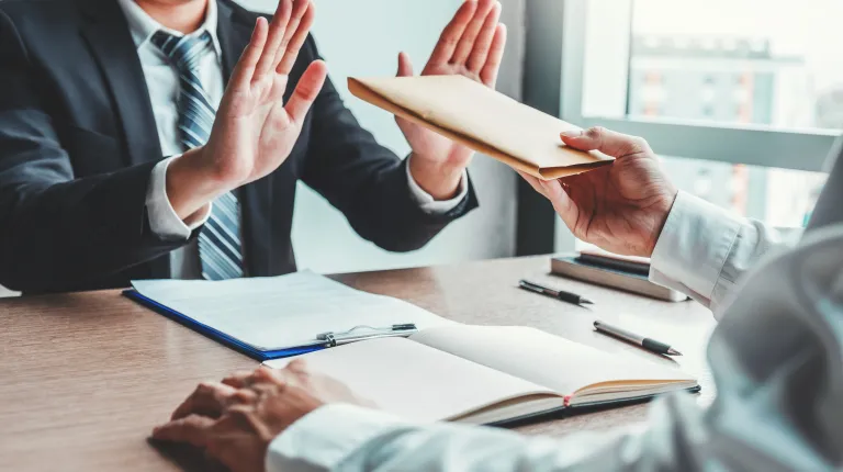 Mężczyzna odmawia przyjęcia koperty