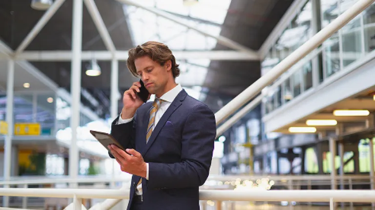 Mężczyzna rozmawiający przez telefon w przestrzeni firmy