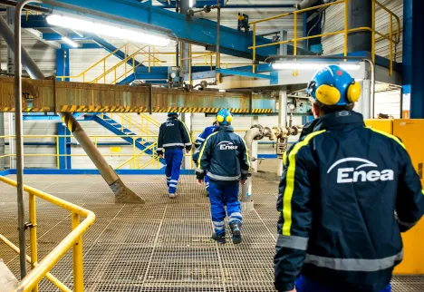 Pracownicy w kaskach na terenie elektrowni