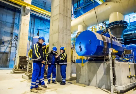 Pracownicy w kaskach na terenie elektrowni