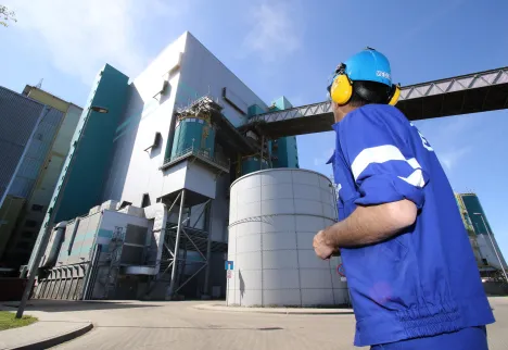 Pracownik na tle budynku