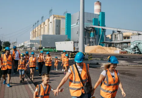 Pracownicy w kaskach na terenie elektrowni