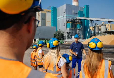 Pracownicy w kaskach na terenie elektrowni