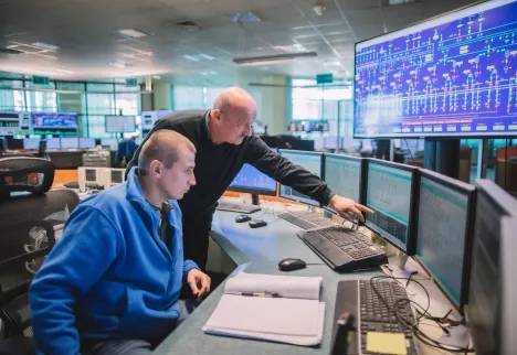 Mężczyźni przy komputerach 