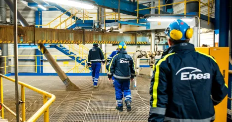 Pracownicy w kaskach na terenie elektrowni