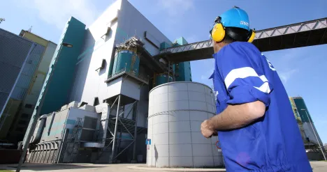 Pracownik na tle budynku