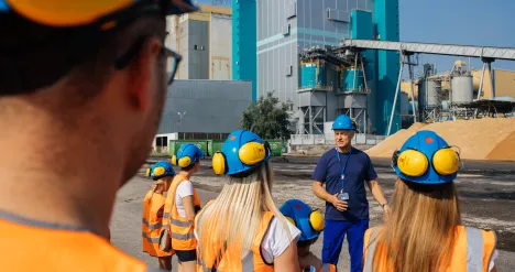 Pracownicy w kaskach na terenie elektrowni