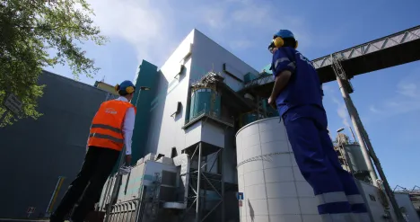 Pracownicy na tle budynków