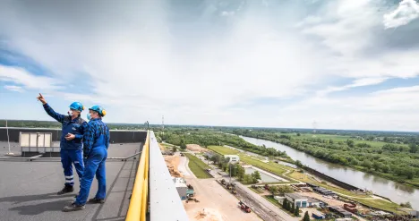 Pracownicy w kaskach na terenie elektrowni