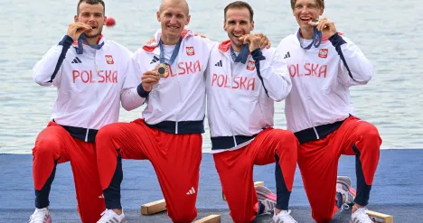 Drużyna trzymająca medale 