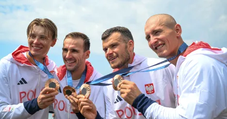 Drużyna sportowa z medalami 
