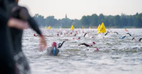 Pływający zawodnicy