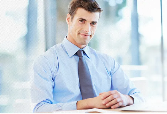 Energia+ Stała cena. Mężczyzna w eleganckiej koszuli