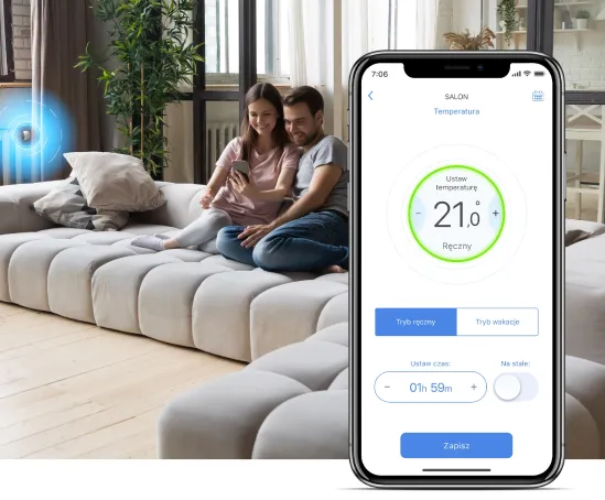 Pakiet ogrzewanie. Szczęśliwa para siedzi na kanapie i przegląda informacje na telefonie.