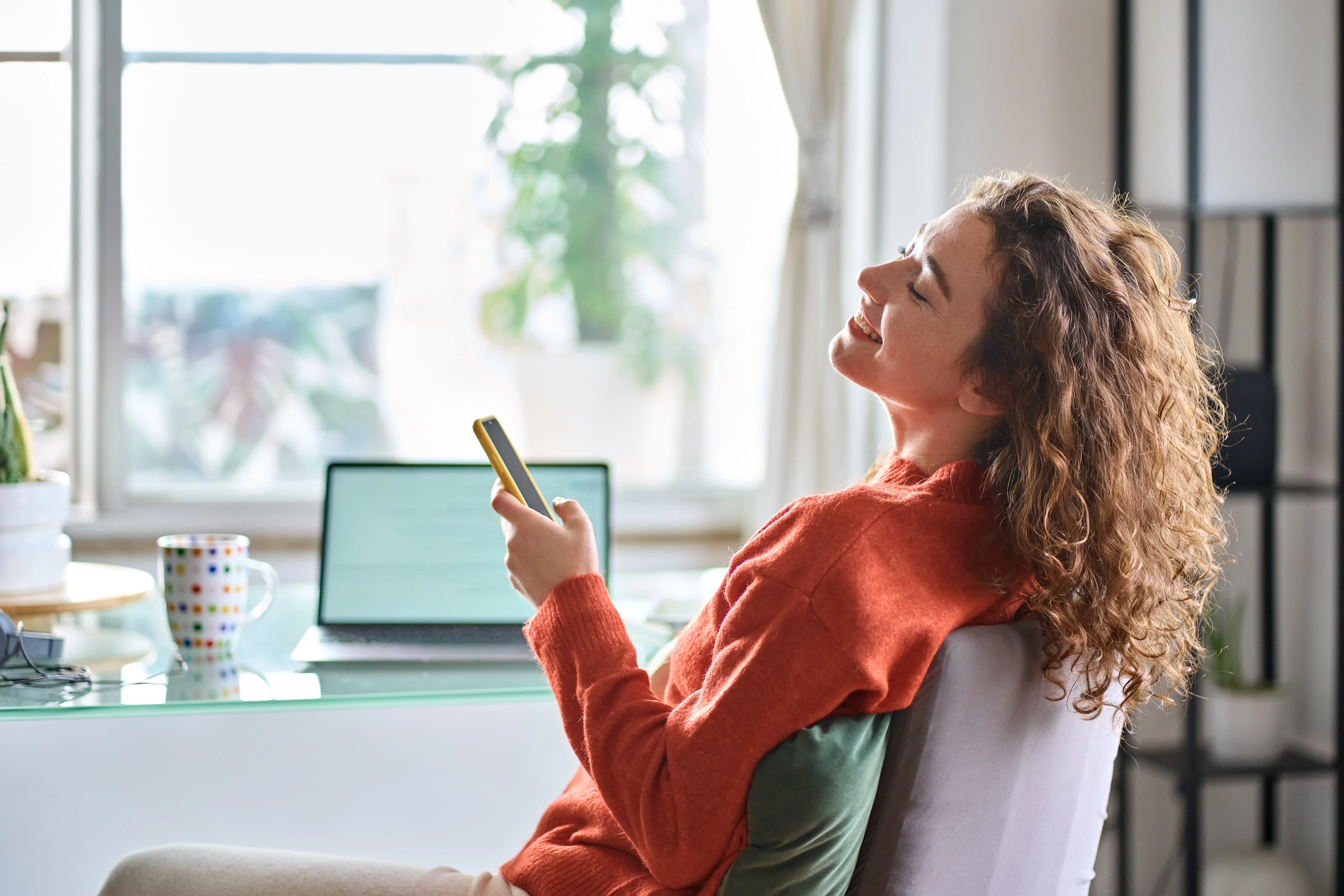 Kobieta sprawdza swoją e-fakturę na telefonie komórkowym