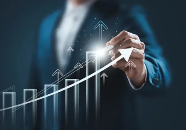 Mężczyzna rysuje wykres