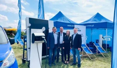 dyrektor-k.-a.-dombrowicz-i-pracownicy-dsir-na-stoisku-es