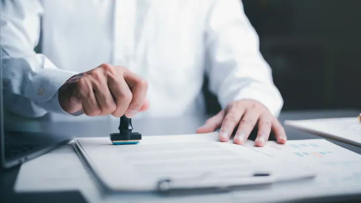 Mężczyzna pieczętujący dokumenty