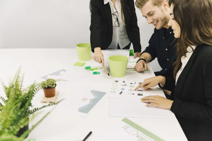 Kobieta i mężczyzna omawiający dokument