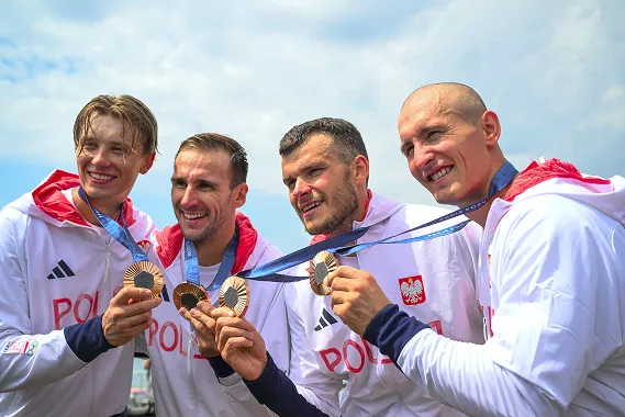 Drużyna sportowa z medalami 