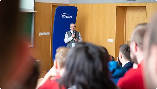 Mężczyzna przemawiający przed ludźmi