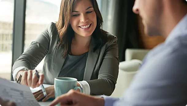 Kobieta rozmawiająca z mężczyzną 