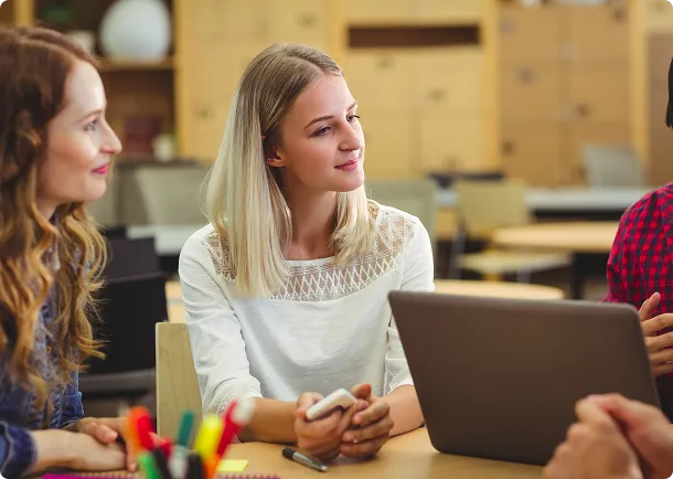 Kobiety siedzące przy biurku