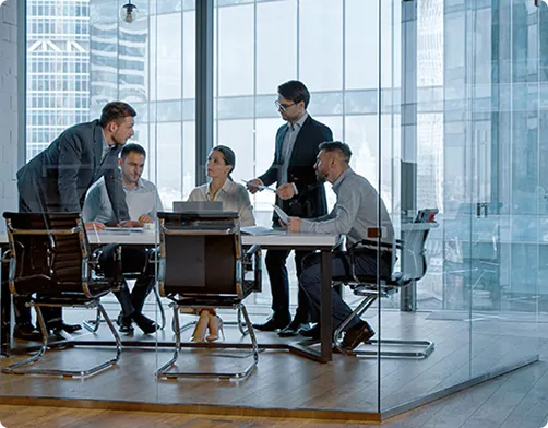 Grupa ludzi przy stole biurowym