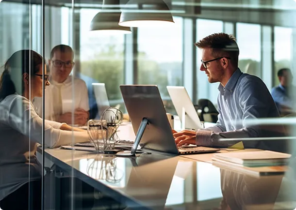 Ludzie pracujący przy komputerach