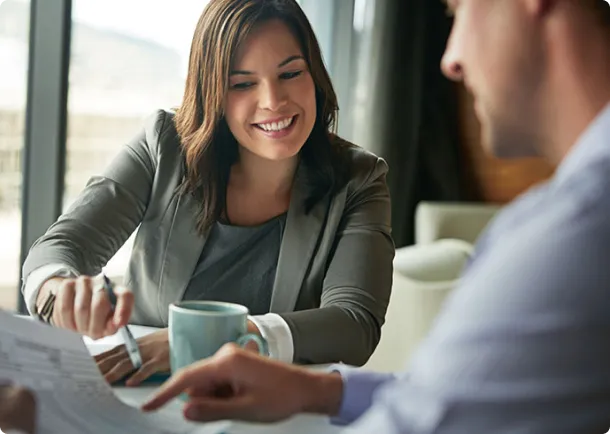 Kobieta rozmawiająca z mężczyzną