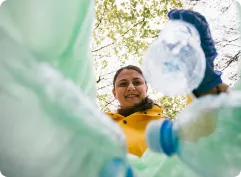 Kobieta segregująca śmieci