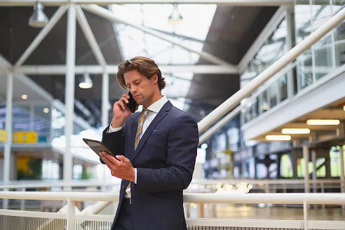 Mężczyzna rozmawiający przez telefon w przestrzeni firmy