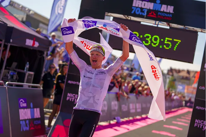 Mężczyzna cieszący się z ukończenia biegu 