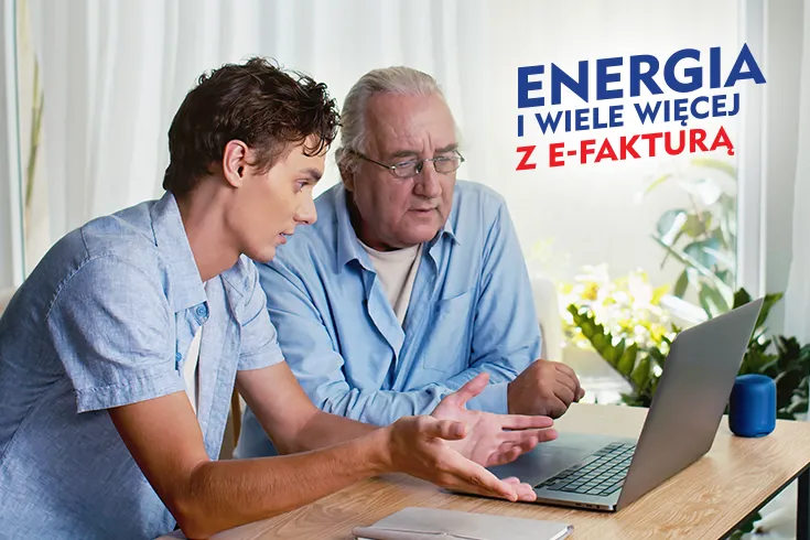 Ojciec i syn korzystający z laptopa