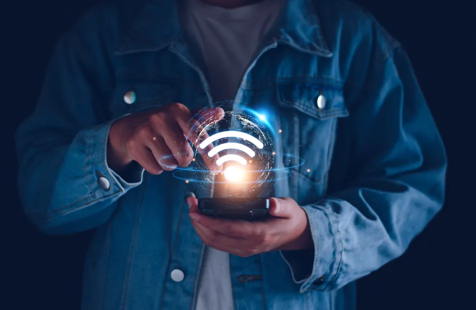 Człowiek z telefonem w ręce