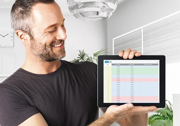 Uśmiechnięty mężczyzna prezentuje dane na tablecie